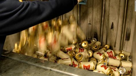 Bélgica destruye envío de cerveza estadounidense después de discrepar con el eslogan “El champán de las cervezas”